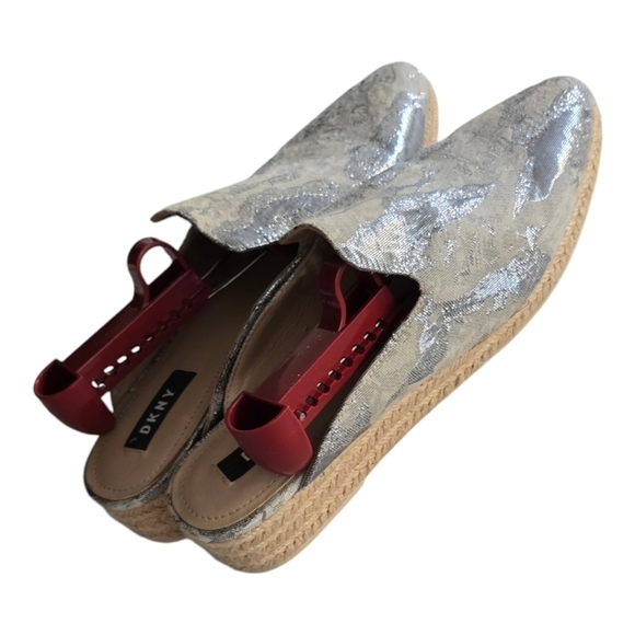 Dkny Slip On Mules Flat Women Sz 9 Metallic Tan Covered Pointed Toe Comfort - Picture 3 of 15